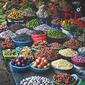 Hommes en katak de mer lors d'un coucher de soleil aux maldives